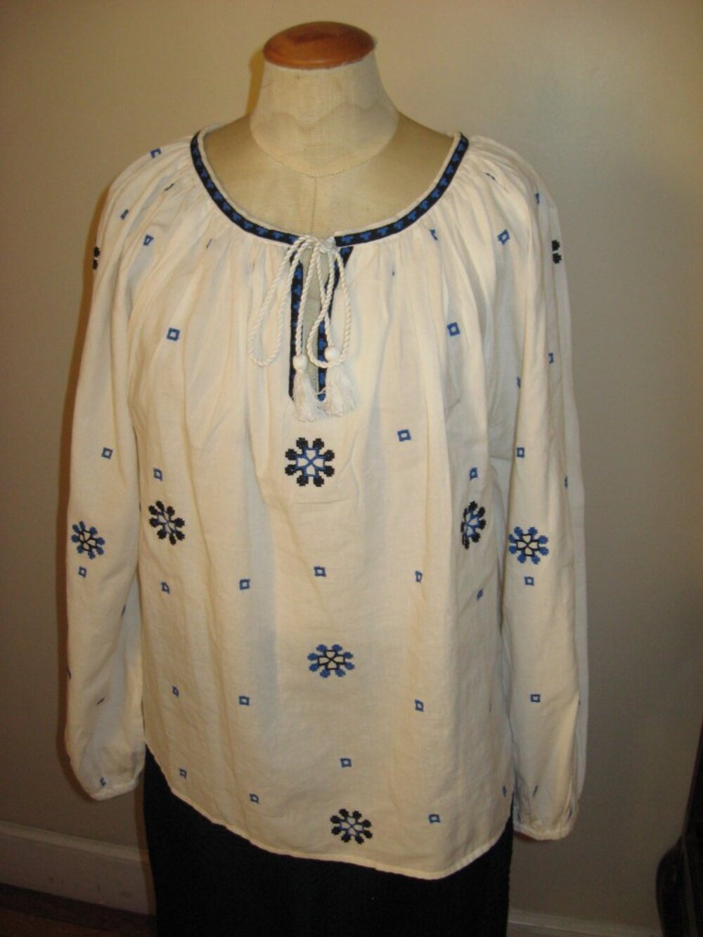 NWT Karen Kane 100% Cotton Embroidered Peasant Top